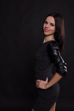 siyah elbiseli genç kız