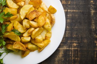 Izgarada kızarmış patates.