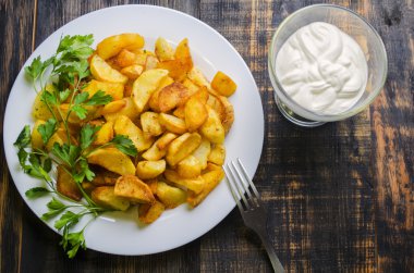 Izgarada kızarmış patates.