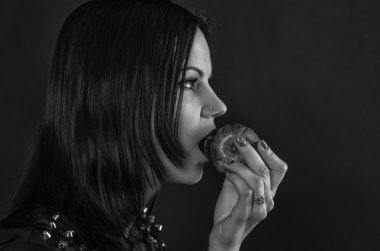 siyah elbiseli genç kız