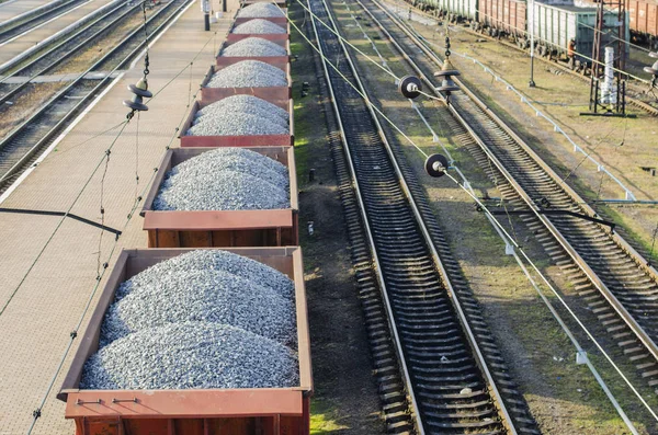 Demiryolu taşlarla arabalar