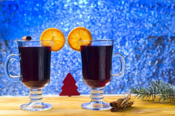 Copo de vinho quente no fundo de Natal — Fotografia de Stock