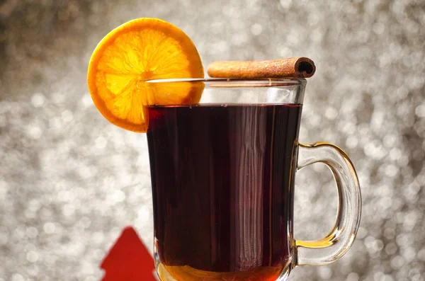 Glass of mulled wine at the Christmas background — Stock Photo, Image