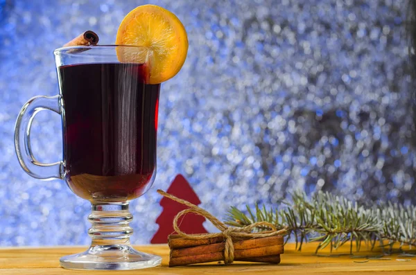 Copo de vinho quente no fundo de Natal — Fotografia de Stock