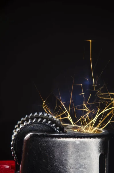 Çakmak sparks siyah bir arka plan ile