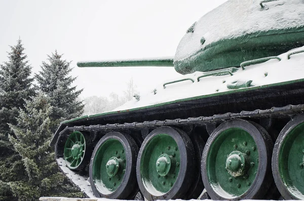 Tank T34 sněhem — Stock fotografie