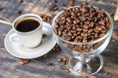 Beyaz arka plan Kupası kahve çekirdekleri