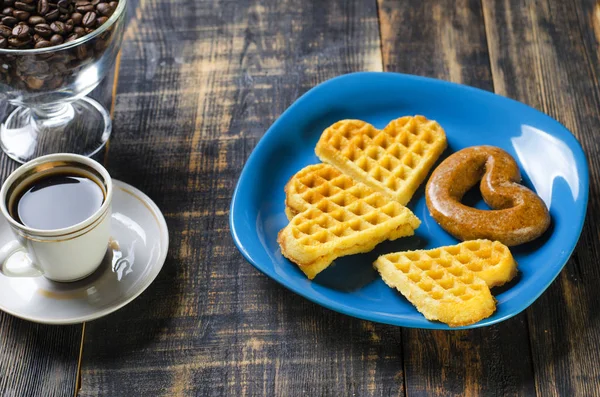 Taza de café caliente con galletas —  Fotos de Stock