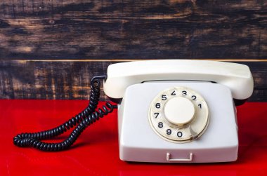 bir masa üzerine Retro telefon