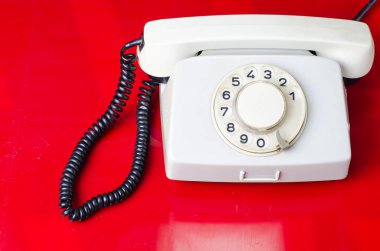 bir masa üzerine Retro telefon