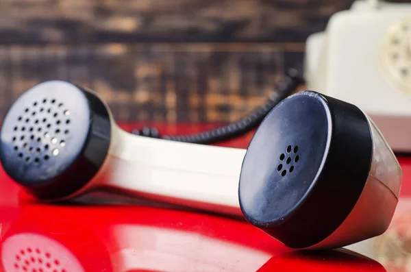 bir masa üzerine Retro telefon