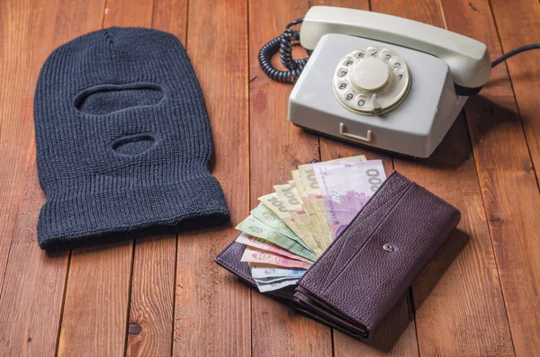 Hırsızlar telefonda çalışan