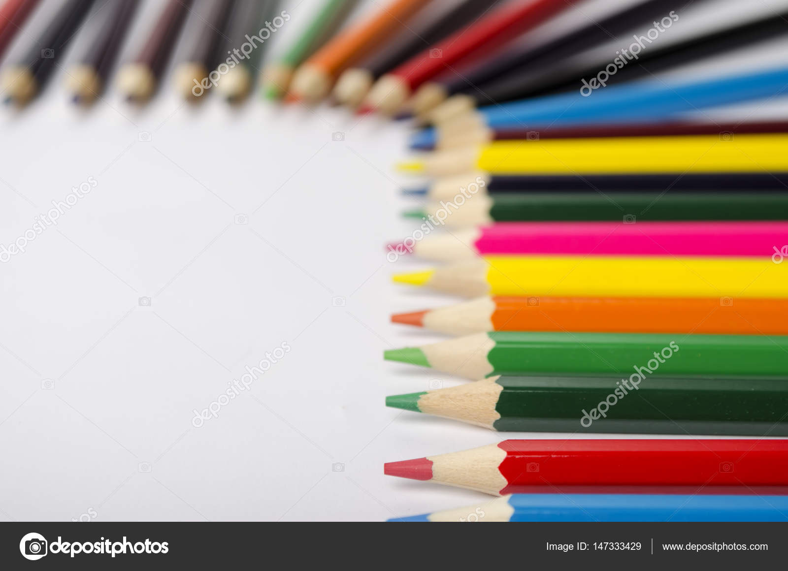 Matite colorate per disegnare su una priorit  bassa bianca — Foto di NcikName