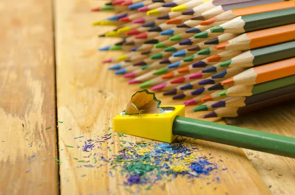 Scharfe Bleistifte auf einem hölzernen Hintergrund — Stockfoto