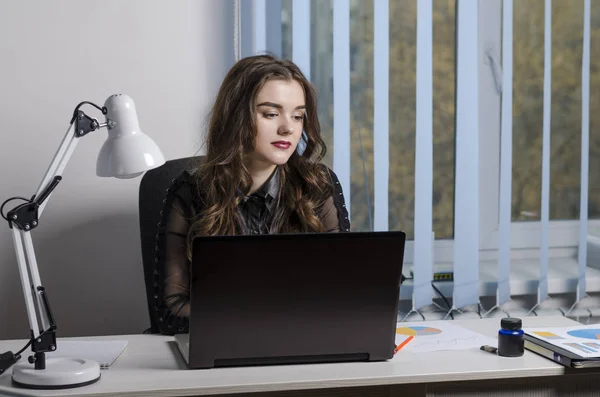 Bilgisayar ofiste kız