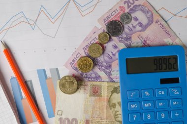 Yazıhane evrak, para, masanın üzerinde hesap makinesi
