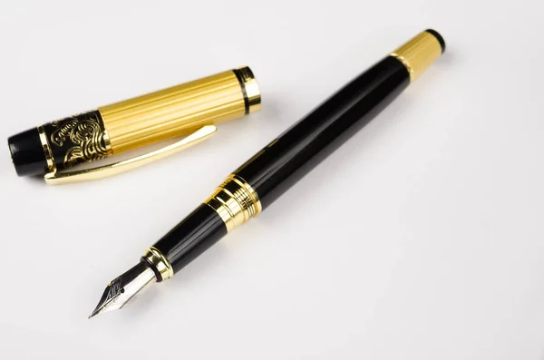 Beyaz arkaplanda dolmakalem