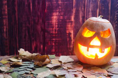 ahşap arka plan üzerinde Halloween balkabağı