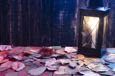 ahşap arka plan üzerinde yanan bir mum ile lamba