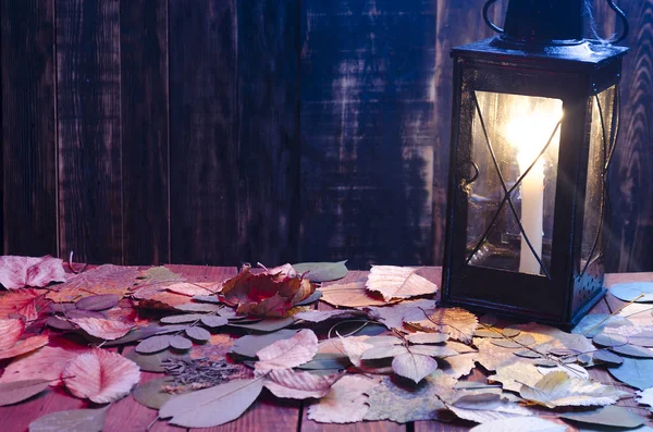 ahşap arka plan üzerinde yanan bir mum ile lamba