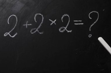 Tebeşir ile okulda çocuk eğitimi için kara tahta