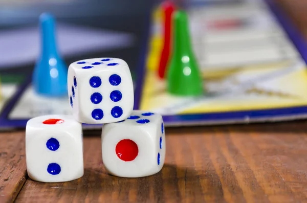 Kubus Dengan Permainan Monopoli Atas Meja — Stok Foto