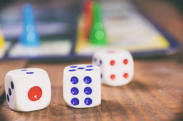 Kubus Dengan Permainan Monopoli Atas Meja — Stok Foto