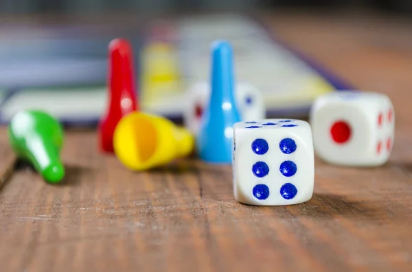Kubus Dengan Permainan Monopoli Atas Meja — Stok Foto