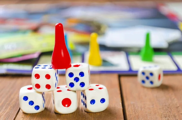 Kubus Dengan Permainan Monopoli Atas Meja — Stok Foto