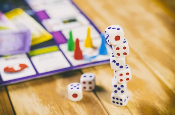 Küpleri ile masada oyun tekel