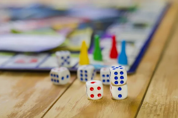 Kubus Dengan Permainan Monopoli Atas Meja — Stok Foto