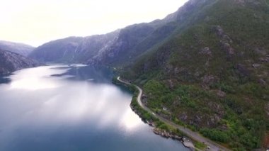 Norveç, deniz, dağlar. Şafak Panorama.Sunset.