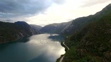 Norveç, hava, manzara, deniz, dağlar. Şafak Panorama.Sunset.