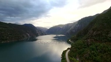 Norveç, deniz, dağlar. Günbatımı