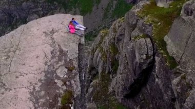 Norveç. İki kişi trolltunga üzerinde durmak