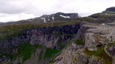 Norveç. Dağ manzarası. Trolltunga
