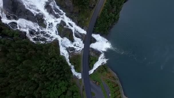 Kijk op Hjellenfossen waterval — Stockvideo