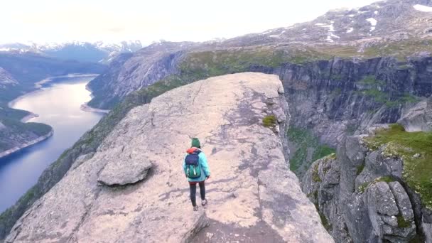 Mädchen auf dem Felsen. Trolltunga. — Stockvideo