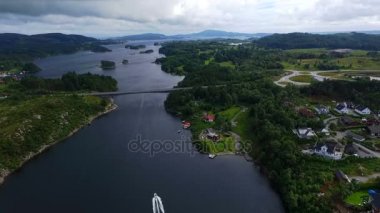  Manzara. Norveç, hava anket. Deniz, dağlar.
