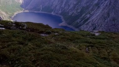 Norveç. Dağlar. Göl. Pitoresk Panoraması. Drone görüntülemek