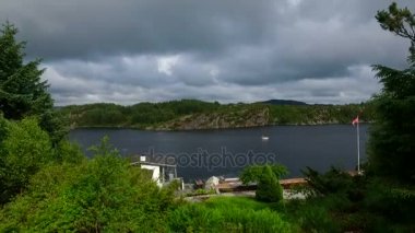 Yazlık büyük nehrin yanında.