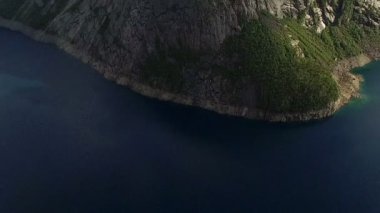 Norveç. Dağlar. Göl. Pitoresk Panoraması.