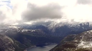 Dağlar. Sis. Bulutlar. Norveç. 