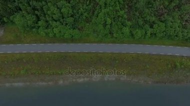 Norveç. Yol nehir kıyısında dağlarda.