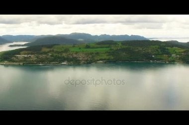 Norveç. Adaları. Su yansıma