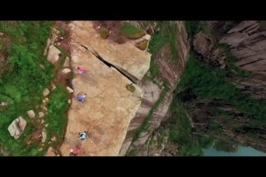 Norway.People git uçurumun kenarında