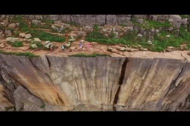 Norway.People git uçurumun kenarında