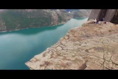  Bir uçurumun üzerinde Norway.Girl. Hava anket. Drone görüntülemek
