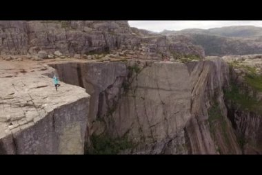  Bir uçurumun üzerinde Norway.Girl. Drone görüntülemek