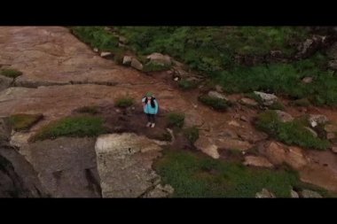  Bir uçurumun üzerinde Norway.Girl. Hiking.Extreme. hava anket. Drone görüntülemek